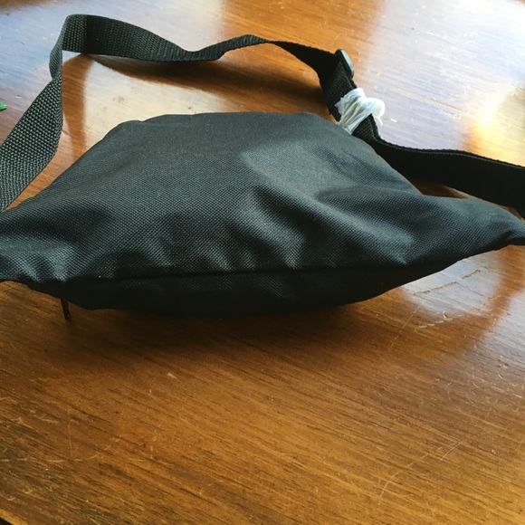 Reebok fannypack. - Picture 4 of 6